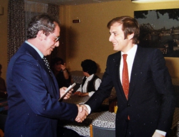 Oberst Schiel 1980 - Ritter Robert Eberwein erhält seine Medaille von Rudi Solz