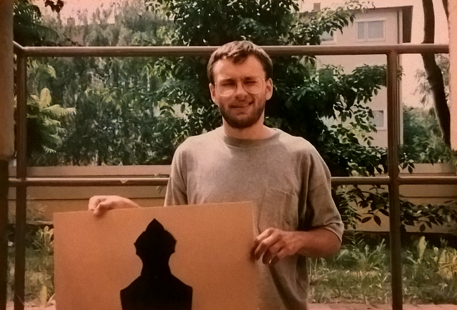 Andreas Gloser präsentiert die gefertigte Pokalscheibe - Oberst Schiel 1991