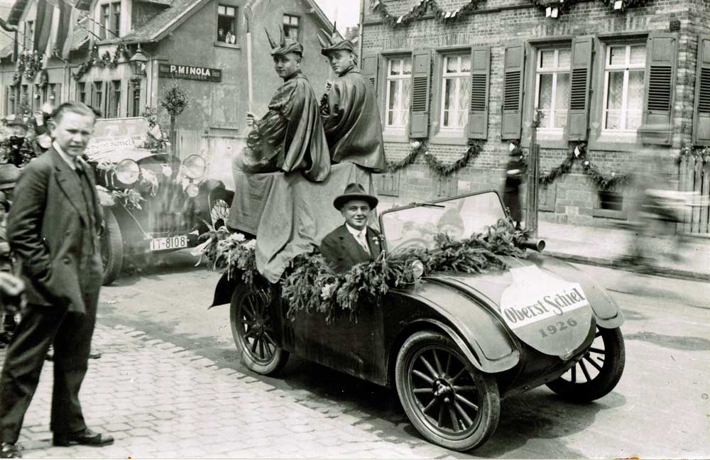 NSG Oberst Schiel 1926 - Festumzug in Niederrad anläßlich des Kinderfestes 1926 - Aufnahme Ecke Herzogstraße, Schwarzwaldstraße