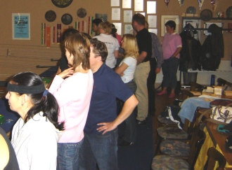 Blick in den Stand bei Oberst Schiel 2007 während des Grundkurses Luftgewehr und Luftpistole für Frauen und Mädchen