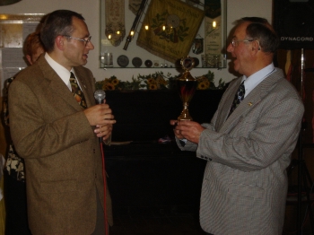 NSG Oberst Schiel 2007 - Andreas Gloser übergibt den Ehrenpokal an Ex-Royal Ernst Seibert