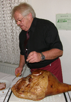 NSG Oberst Schiel 2010 - Jürgen Fischer kümmert sich um das Fleisch