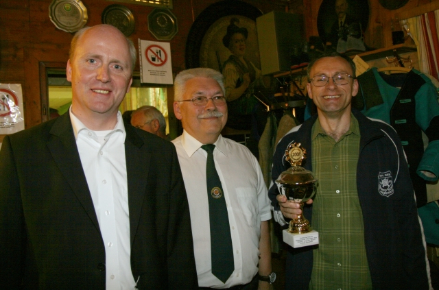 NSG Oberst Schiel 2008 - A. Gloser erhält den V. Bouffier Pokal beim Wäldchesschießen